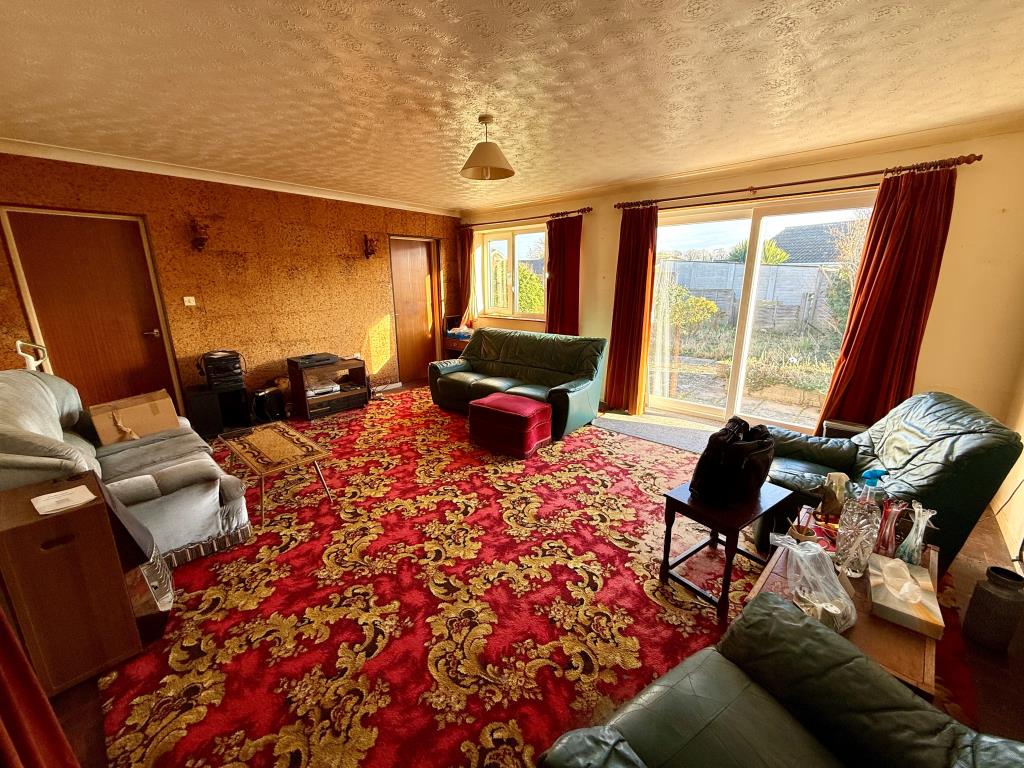 Lot: 153 - FOUR-BEDROOM BUNGALOW FOR REFURBISHMENT AND REPAIR - Living room